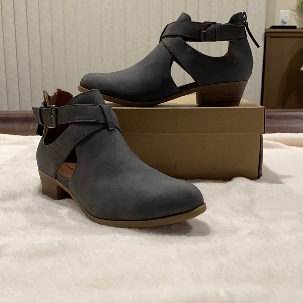 Francesca’s Indigo rd. gray booties size 6